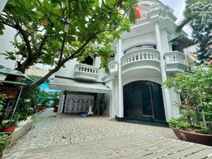 biệt thự sân vườn lâm văn bền-quận 7-giá 29 tỷ (còn thương lượng)