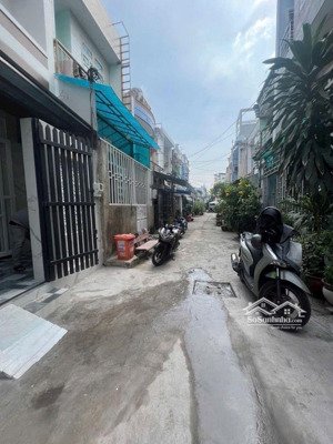 6 tỷ 300 thương lượng, nhà mới 3 tầng, đường 5 mét , diện tích : ngan 6,6 mét - dài 10.