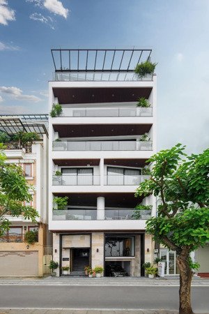 chính chủ gửi bán nhà mặt hồ nguyễn đình thi:290m2,7 tầng,mt:10m.giá:thoả thuận.lh:0888999766