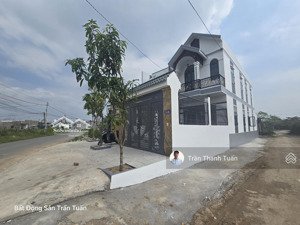 căn góc ngã 4 có 2 mặt tiền kinh doanh, nở hậu đẹp. vị trí đắc địa, đường nhựa 12m