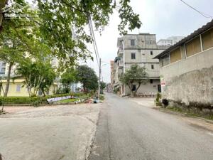 Cần bán 59,8m2 lô góc đất thổ cư, view vườn hoa, đối diện chung cư CT10 Việt Hưng. Phù hợp VP/KD