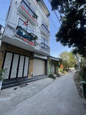 bán nhà 4tx33m2 ngõ ô tô đậu, 200 đường xe buýt. 500m trường đại học tdtt phụng châu giá 3,23 tỷ