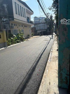 bán gấp nhà 2 tầng mặt tiền đs 46 - phú hữu.
dt 73m2 - sổ hồng riêng - giá 3.6 tỷ tl