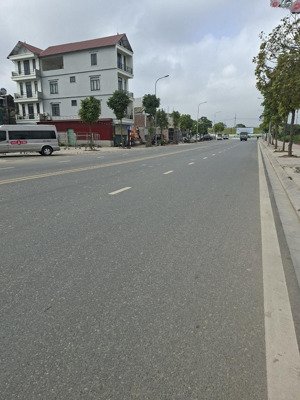 bát khối nhà mới full nội thất thang máy =g.i.á tốt