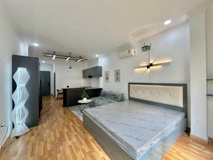 studio ban công tách bếp xịn từ trong ra ngoài gần nhà thờ đức bà