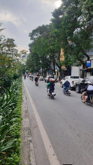 lô góc 2 mặt tiền 6 tầng thang máy có hệ thống pccc giấy phép kinh doanh ,dòng tiền 85 tr /tháng .