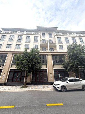 dòng 75m mặt tiền 5m rất vừa vắn nhà vị trí đẹp cách đế chung cư 35m đơn giá tốt 160tr/m2 g