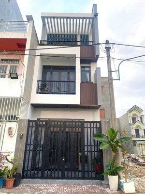 bán nhà do kẹt nợ - đường làng tăng phú, quận 9 - dt: 70m2/3tỷ490 gần trung tâm anh ngữ lê văn việt
