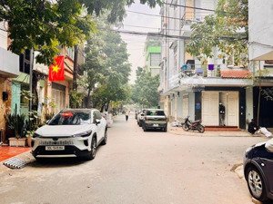 phân lô ô bàn cờ - vỉa hè - ô tô tránh dừng đỗ ngày đêm tặng full nội thất tuyệt đẹp