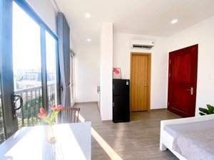 trống sẵn studio diện tích rộng rãi, cửa sổ trời tràn ngập ánh sáng tự nhiên