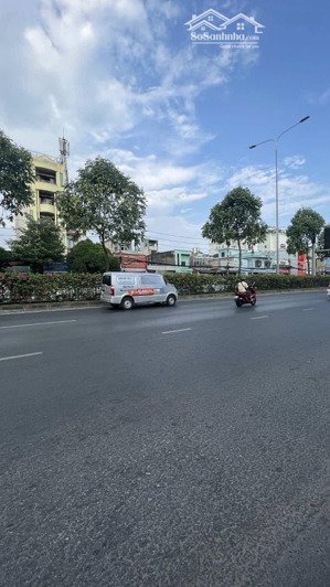 chỉ 11.9 tỷ, mt ql 22, đường 60m, dt 6x28, nhà 2 tầng, vỉa hè 6m, kd sầm uất. trung mỹ tây quận 12.