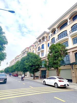 shophouse 2 mặt tiền đối diện 35 toà cc mik, sau nhà là cv. vị trí kinh doanh hiếm tại vinhome ocp2