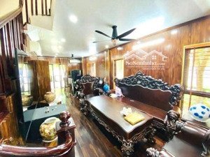 cần bán biệt thự đơn lập mặt hồ vinhomes thăng long, giá siêu tốt cho anh em nhanh tay. 250m2