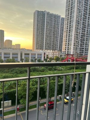 e nhượng lại phòng studio toà s301 vinhomes smart city full đồ 6tr5/th