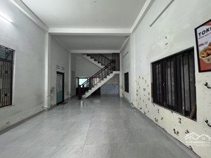 cho thuê nhà mặt tiền nguyễn công trứ. ngang 8m. sát bệnh viện