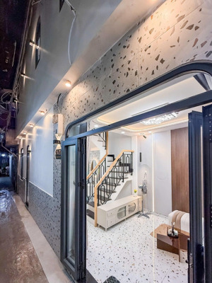 - nhà trần khắc chân - hoàng văn thụ. 35m2, 3pn 2wc .
- căn góc thoáng mát cách mặt tiền 1 căn.