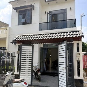 nhà mới full nội thất dọn vào ngay vị trí trung tâm xã thuận tiện di chuyển