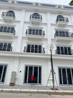 chính chủ gửi bán liền kề cạnh góc đối diện chung cư kinh doanh tốt xây thô 4,5 tầng dt 90m2