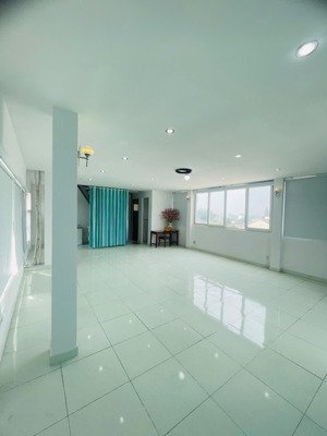 pen house rộng 70m2, ngay ngã 3 mỹ thành lê văn việt, gần khu công nghệ cao q9