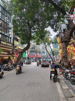 siêu phẩm mặt phố khâm thiên, đường rộng vỉa hè,kinh doanh sầm uất,lô góc,mặt tiền rộng, 40m,18.5ty