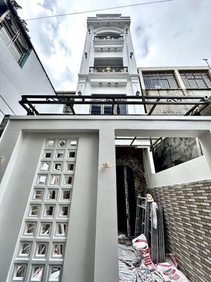 nhà sân cổng riêng 4 tầng xây mới phố hai bà trưng