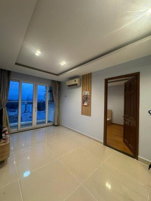 cho thuê cc sky center tại phổ quang, 19 triệu, 97m2, 3pn, 2wc, nội thất cơ bản, ở ngay 
