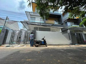 nhà phú hoà - cách đường lê hồng phong 50m - giáp chợ bình điềm , trường đại học tdm