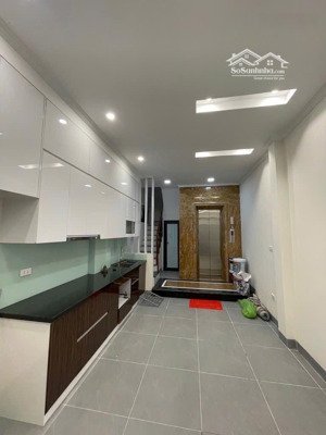 chính chủ cho thuê phòng kk, nhà mới có thang máy. tại ngõ 97 văn cao. ngõ to rộng gần ô tô