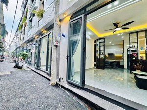 nhà mới khu đồng bộ xây mới , tặng full nội thất cao cấp chỉ việc xách vali vào ở.