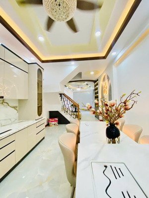 chính chủ cần bán gấp nhà riêng giá rẻ 4 tầng x 54.2 m2 chỉ 5pn,4wc quận 10 - chỉ với 10.9 tỷ