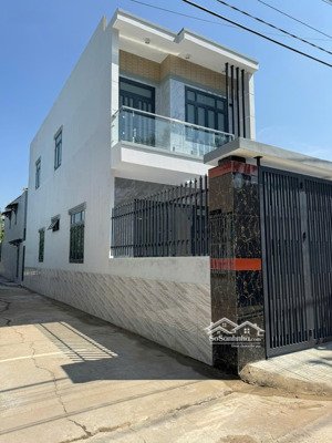 nhà lầu 2 mặt tiền ngay trạm thu phí bửu long