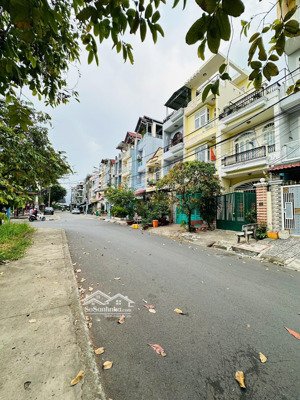 nhà 4 tầng đẹp ở liền đối diện công viên phước bình - đường 16m có vỉa hè. gần global city