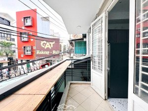 2pn 2 ban công trước + sau lầu 1 đầy đủ nội thất cực thoáng ngay gần uef, hutech, hiu , uth