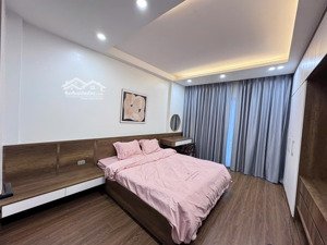 chinh chủ nhờ bán căn nhà dân xây ngọc thuỵ sát tái định cư cạnh công viên diện tích = 32m2 x 5 t