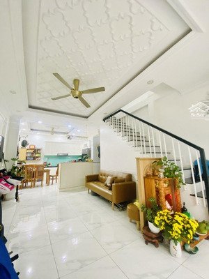 trần văn ơn 43 m, 2 tầng, 4.3x 10 nhỉnh 6.tỷ tân sơn nhì.
hẻm thông, xe hơi đỗ cửa, nhà đẹp ở liền