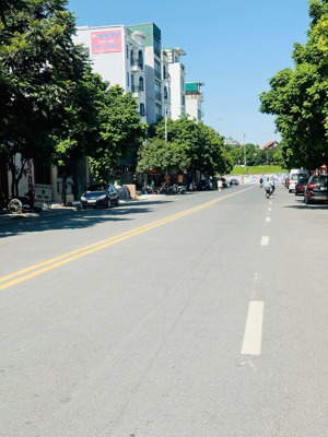 mảnh đất phố gia thượng - diện tích 70m2 - mặt tiền 4.6m - ô tô 7 chỗ vào nhà - giá đầu tư 10.9 tỷ