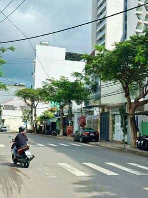 mặt tiền dương hiến quyền _ 5,5m ( ra biển hòn chồng khá gần ) giá: 110tr/m²