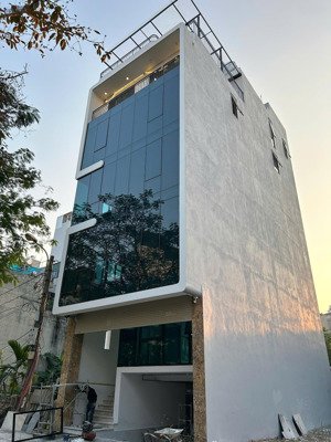 bán gấp tòa văn phòng, phố cổ linh 100m2, 8 tầng, mt 7m, 1 hầm, vỉa hè, view công viên, giá 45.8 tỷ