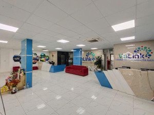 cho thuê nhà mặt phố quảng an, view hồ,có sân,diện tích:180m2,mặt tiền:9,2m, thông sàn, riêng biệt