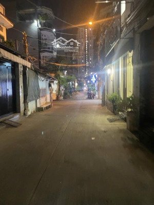 hẻm xe hơi thông cách parc mall cao lổ quận 8 tầm 300m. diện tích (4.3x15) giá nhỉnh 7 tỷ.