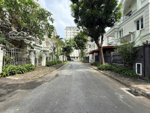 bán biệt thự mỹ văn, giá 160 tỷ, diện tích đất 580m2, căn góc công viên 3 tầng, 9pn, đẹp xuất sắc!