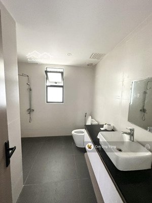 cần bán nhà góc hà quang 2 nhà 4,5 tầng thiết kế đẹp, hiện đại, có thang máy