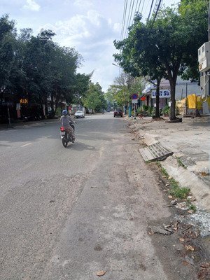 bán gấp đất cách siêu thị go ql1k chỉ 1km, vị trí kinh doanh tốt, dt 6,4m*16m, đường 20m, sổ hồng