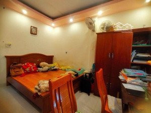 bán nhà ngay nhà thờ xóm chiếu, chợ 200, đoàn văn bơ, thích hợp để ở.