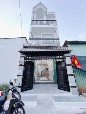 nhà mới 3 tầng tiện ở và kinh doanh 4x18m 6pn 4wc sh riêng 5.5 tỷ