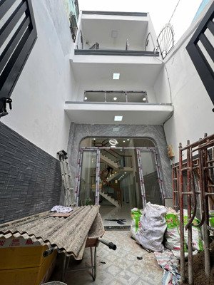 nhà đường bến phú lâm, phường 9, quận 6 - có khoảng sân cực kỳ rộng rãi - cách 1 căn ra hẻm xe hơi