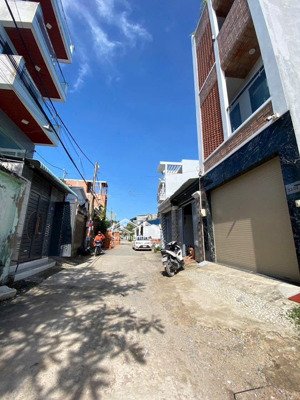 đất phân lô 4x19.3m. sổ hồng riêng. hẻm xe hơi thông đường thạnh lộc 15 cách gò vấp 3 phút