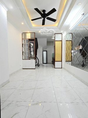 nhà thạch bàn 6.350tỷ 33m2 x 5tầng 3 phòng ngủ