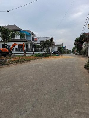 đất trục liên xã fun thổ cư. dân cư đông đúc kinh doanh được. diên tích 102m2