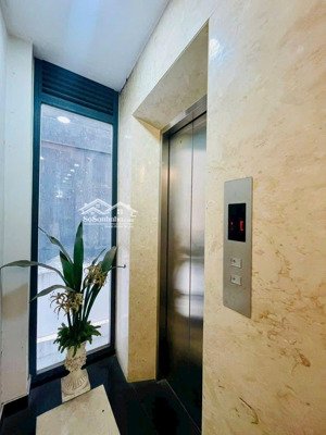 kẹt tiền gấp bán cách mạng tháng tháng 8 xe hơi đến nhà 5 tầng có thang máy 139m2 chỉ hơn 8 tỷ